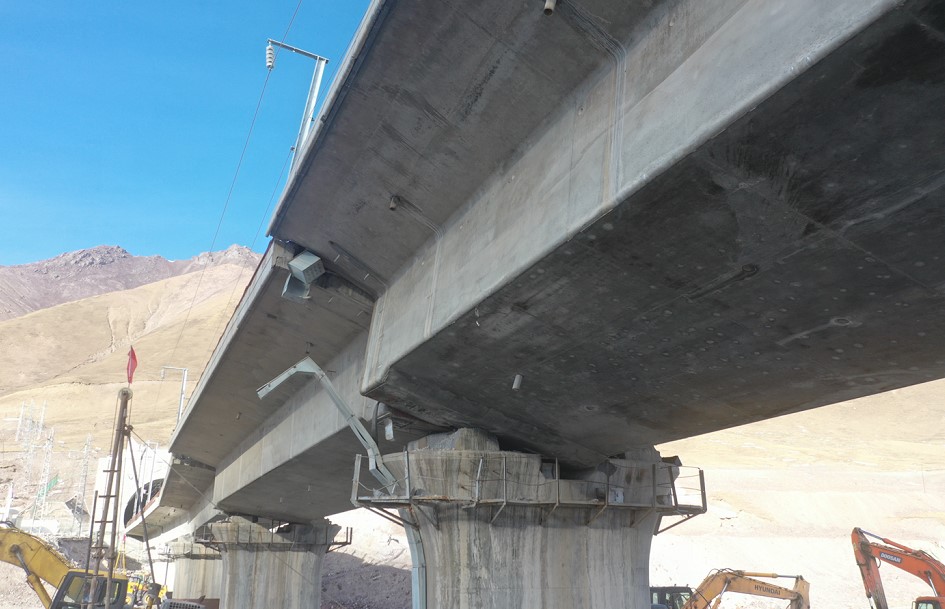 圖2 主梁側向移位及偏轉